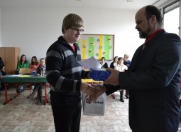 Ředitel školy Ing. Petr Káninský předává cenu našemu studentovi (OA).